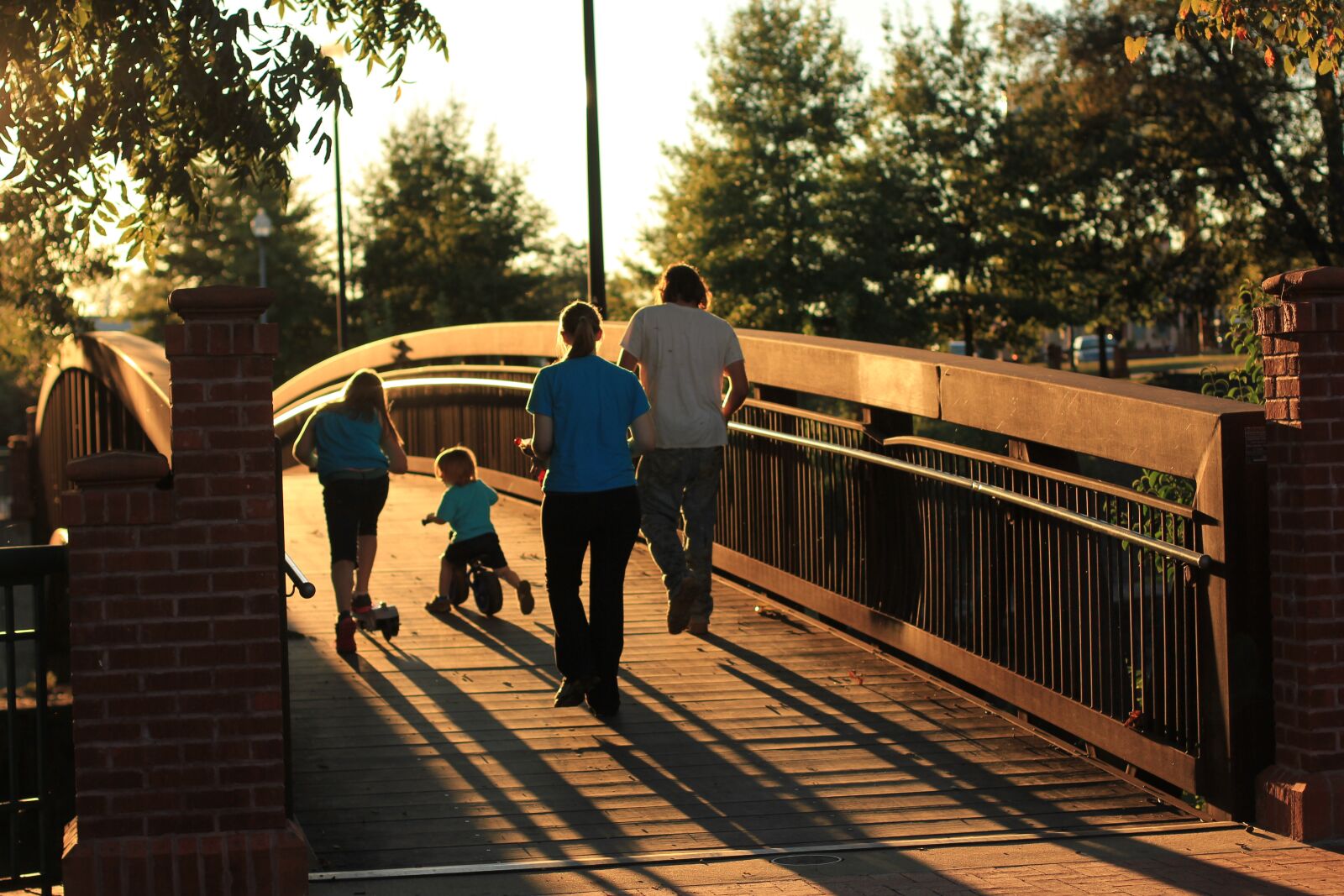 Canon EOS 550D (EOS Rebel T2i / EOS Kiss X4) sample photo. Family, bridge, sunset photography