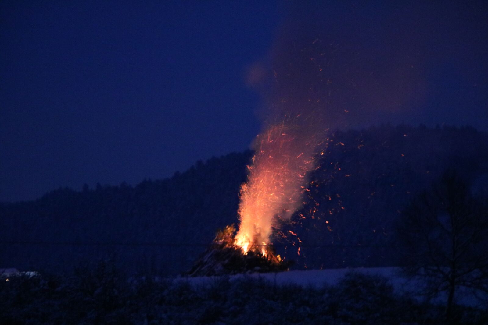 Canon EOS 760D (EOS Rebel T6s / EOS 8000D) sample photo. Fire, fasnet, embers of photography