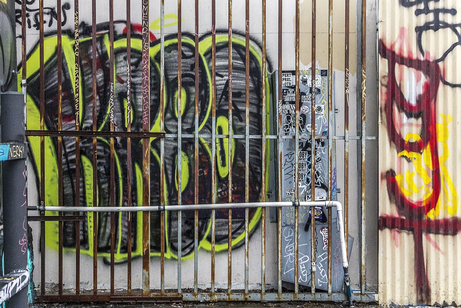 Canon EOS 1100D (EOS Rebel T3 / EOS Kiss X50) sample photo. Background, graffiti, grunge photography