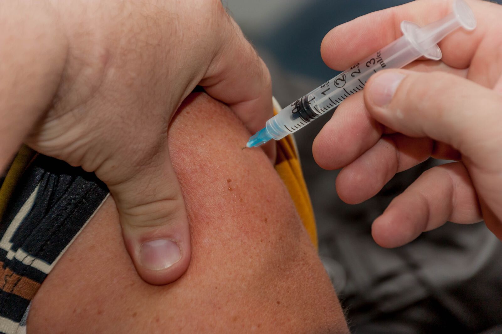 Canon EOS 450D (EOS Rebel XSi / EOS Kiss X2) sample photo. Flu shot, needle, ouch photography