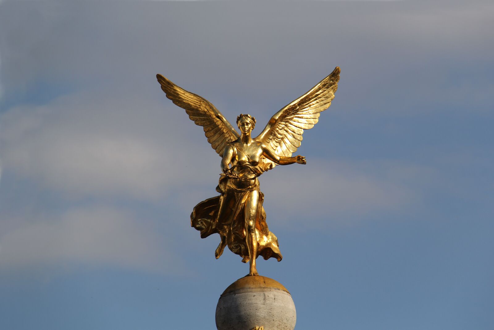 Canon EF-S 18-200mm F3.5-5.6 IS sample photo. Sky, statue, woman photography