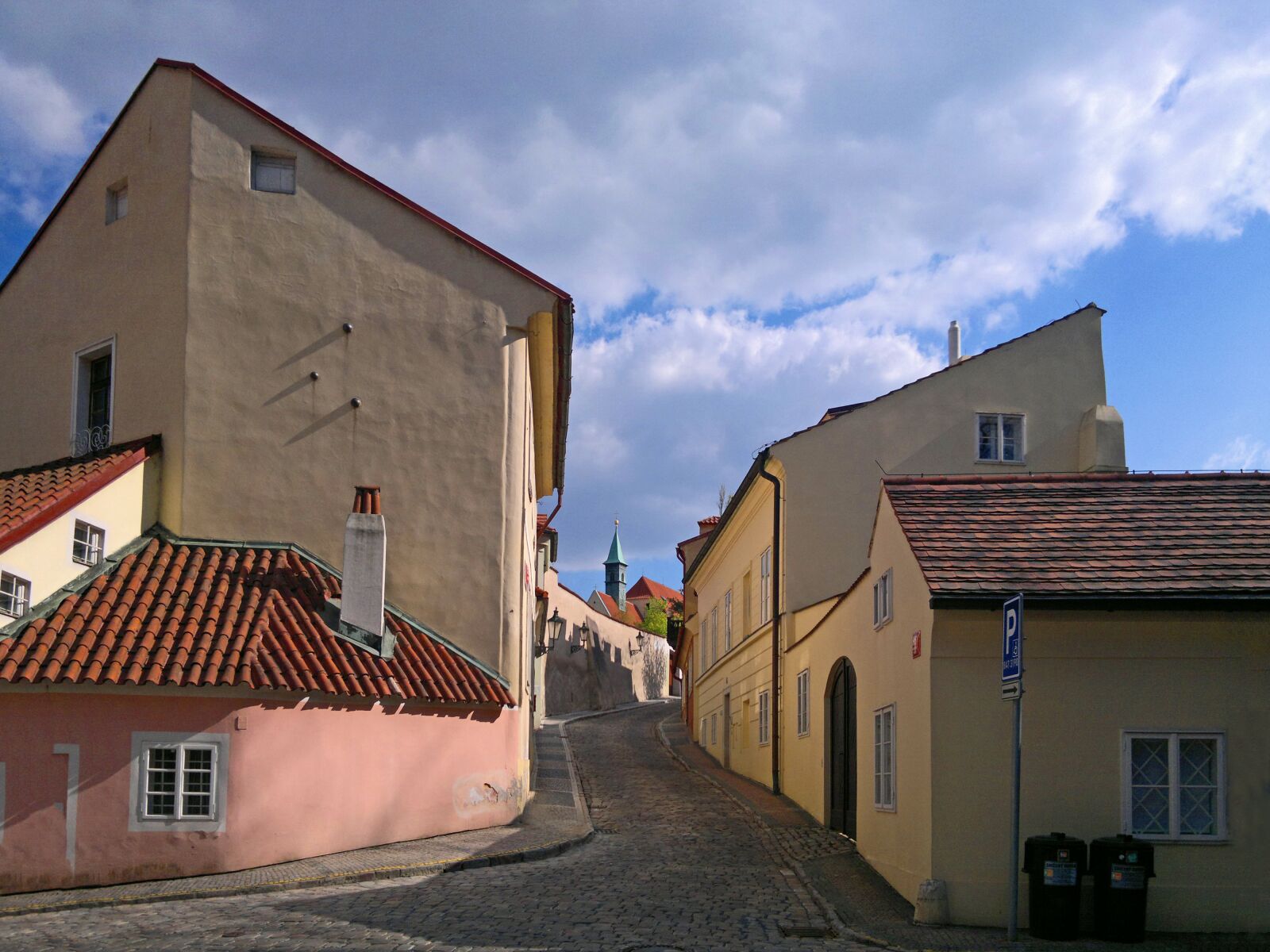 Nokia N8-00 sample photo. Prague, alley, new world photography
