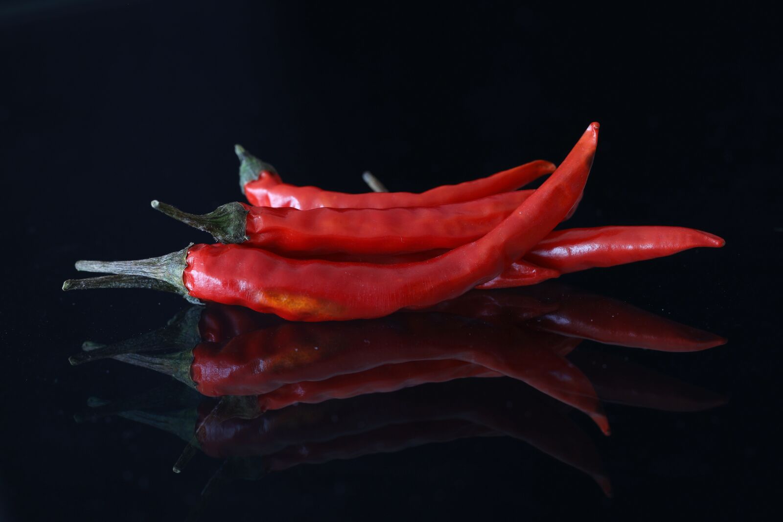 Canon EF 100mm F2.8L Macro IS USM sample photo. Chilli, pods, sharp photography