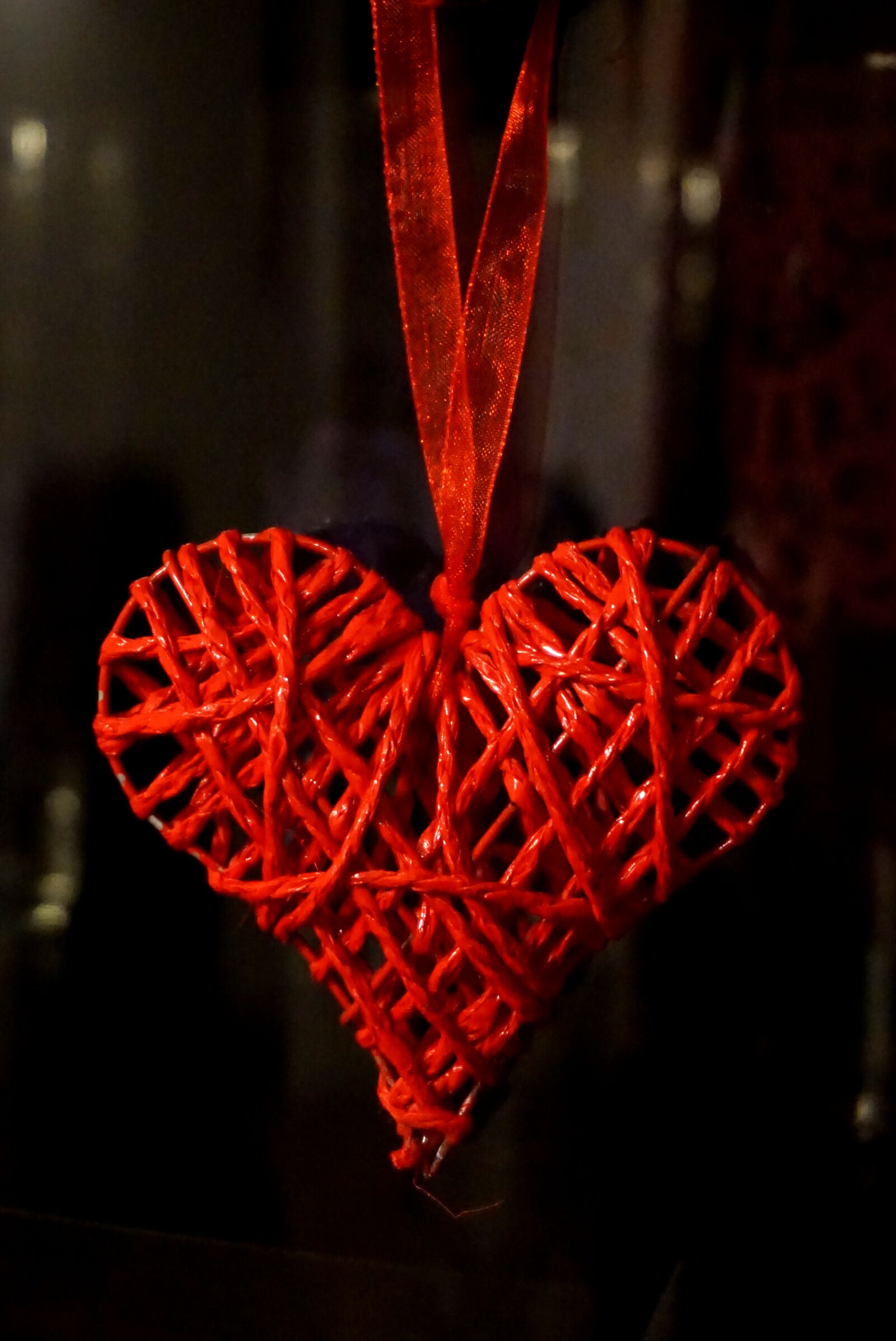 Sony E 16-50mm F3.5-5.6 PZ OSS sample photo. Close, decoration, heart, indoor photography