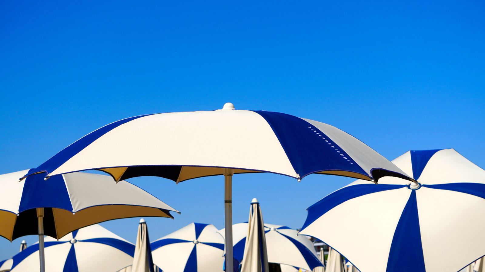 Sony E 55-210mm F4.5-6.3 OSS sample photo. Parasol, beach, vacations photography