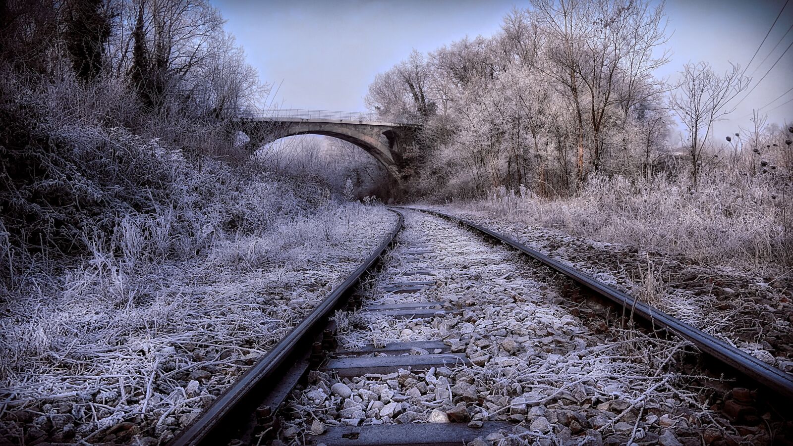 Panasonic Lumix DMC-FZ2500 (Lumix DMC-FZ2000) sample photo. Railroad tracks, wintry, arch photography