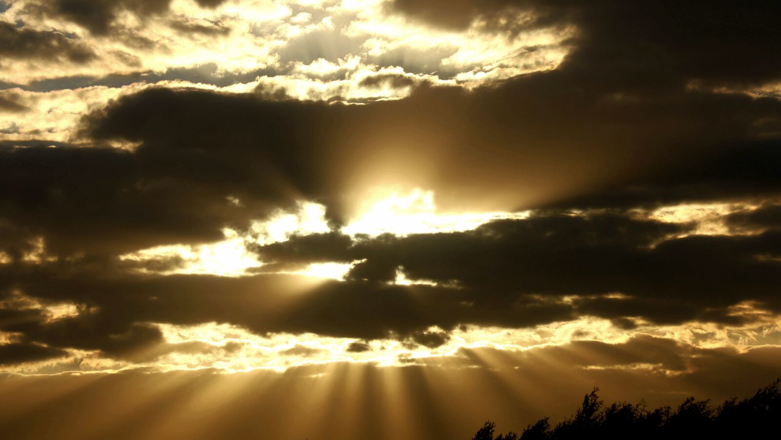Canon EOS RP sample photo. Sunset, clouds mood, rays photography