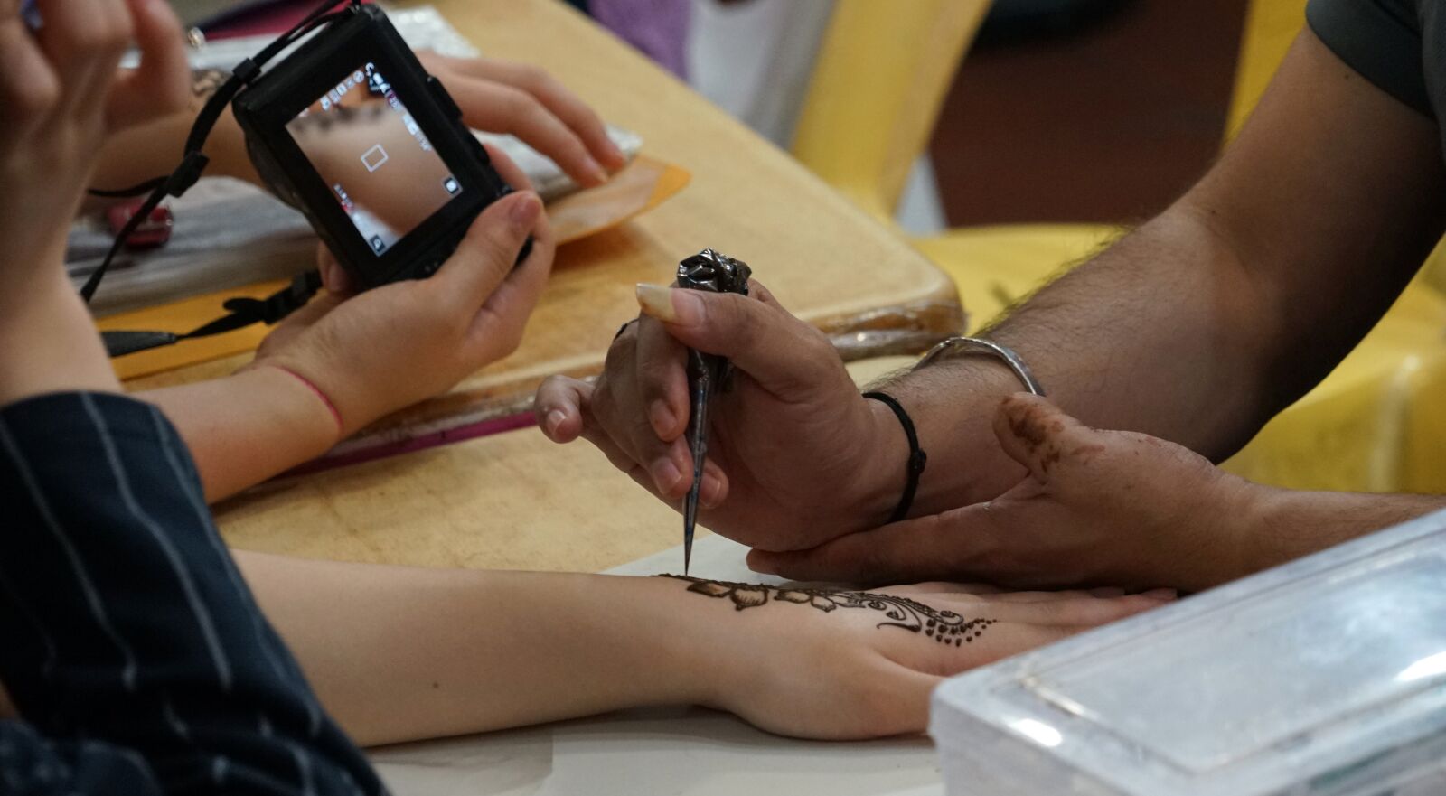 Sony a7 + Sony FE 24-240mm F3.5-6.3 OSS sample photo. Hand-painting, hand, art photography