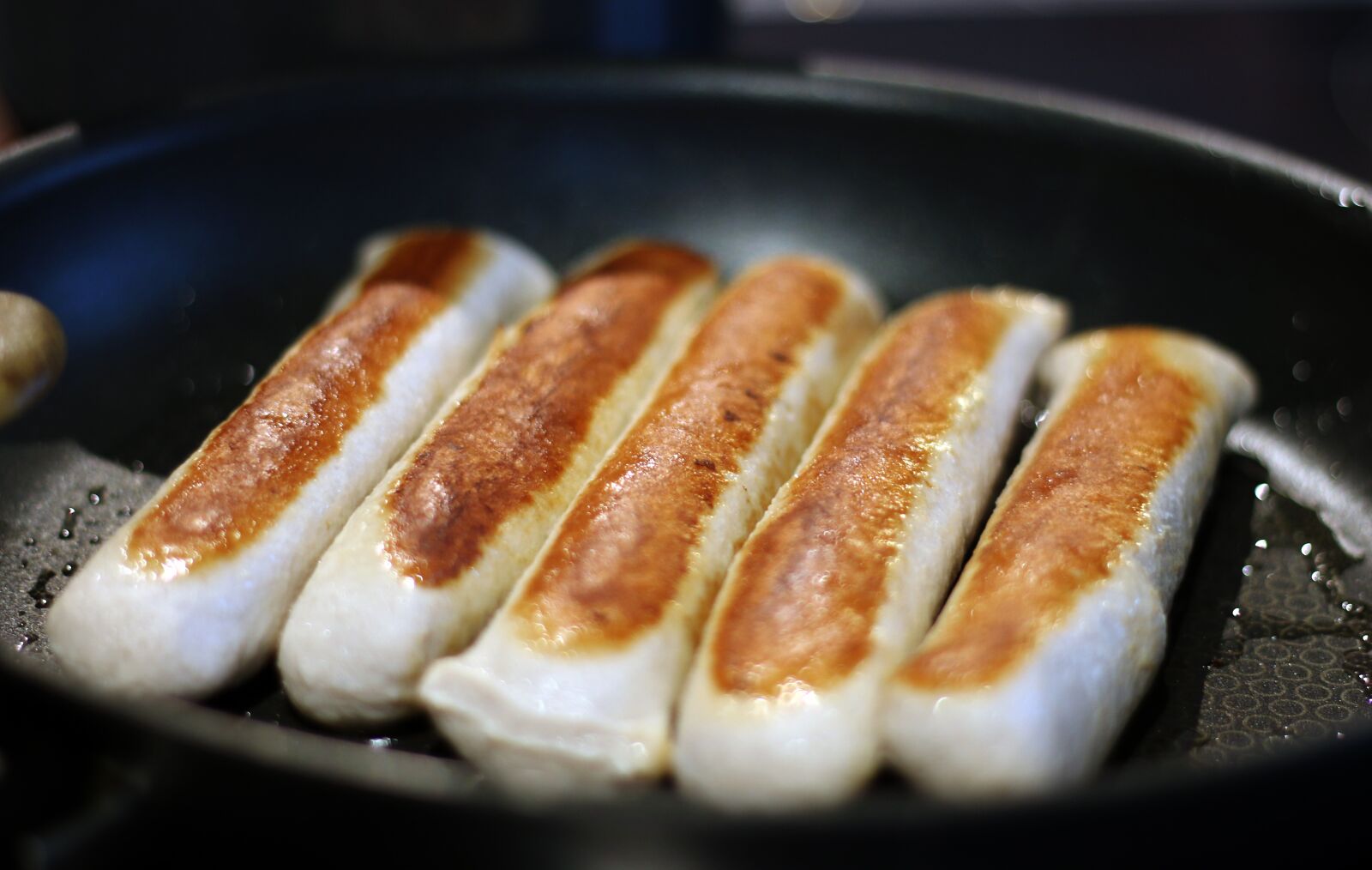 Canon EOS 70D + Canon EF 50mm F1.8 STM sample photo. Bratwurst, sausages, pan photography
