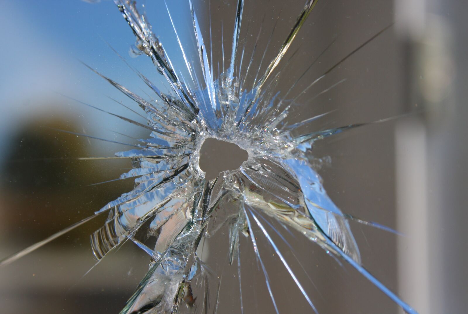 Canon EOS 40D sample photo. Slingshot, glass, cracking photography