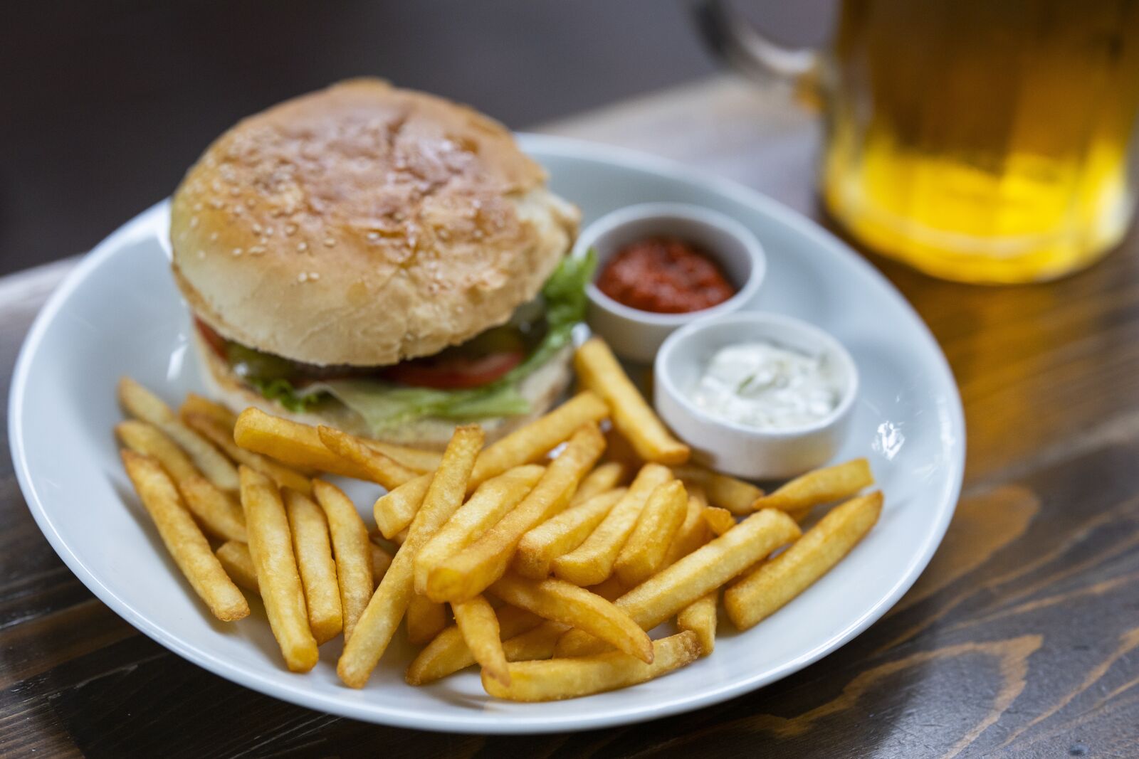 Canon EOS R + Canon RF 85mm F1.2L USM sample photo. Burger, beer, potato photography