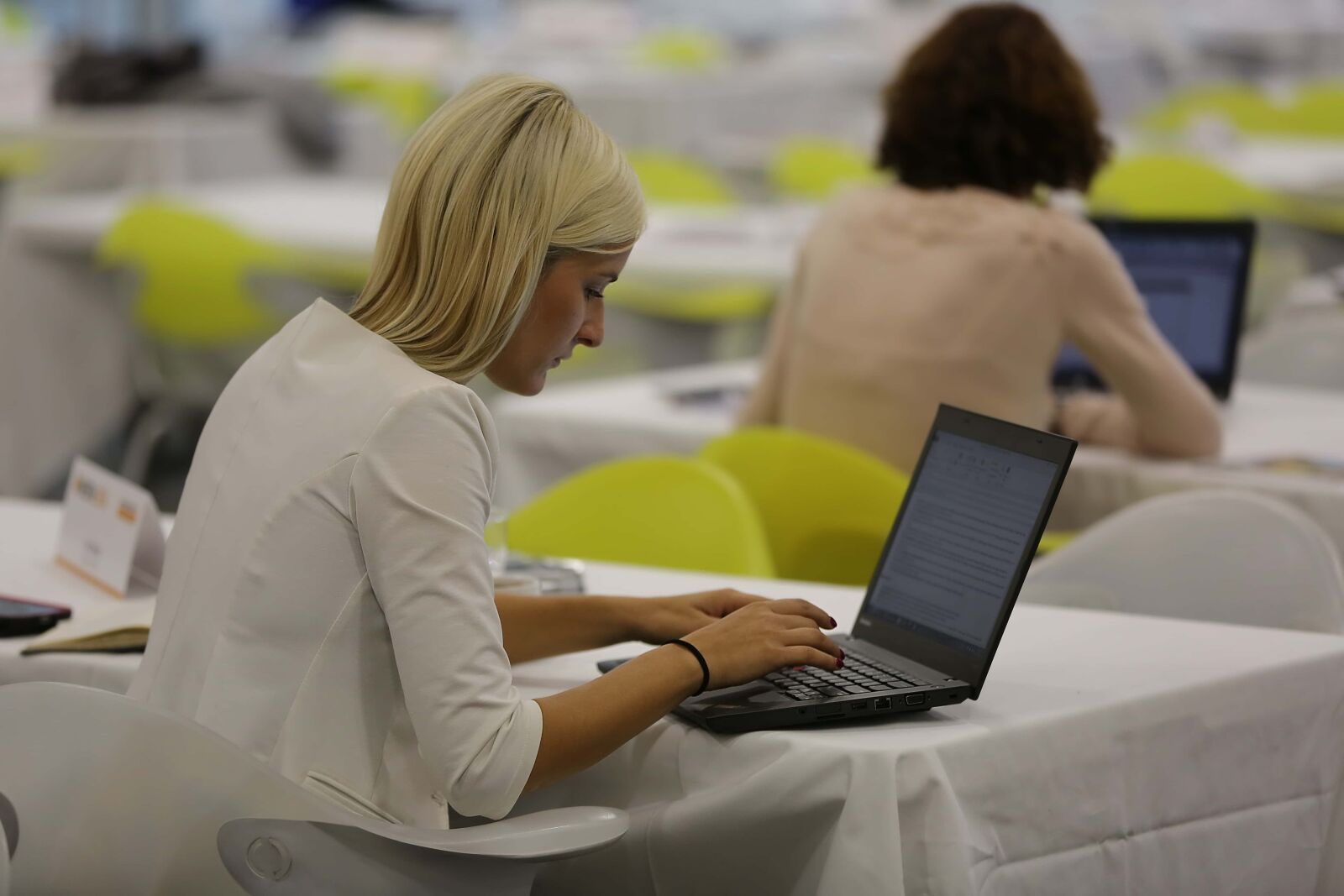 Canon EF 70-200mm F2.8L IS II USM sample photo. Businesswoman, laptop computer, employee photography