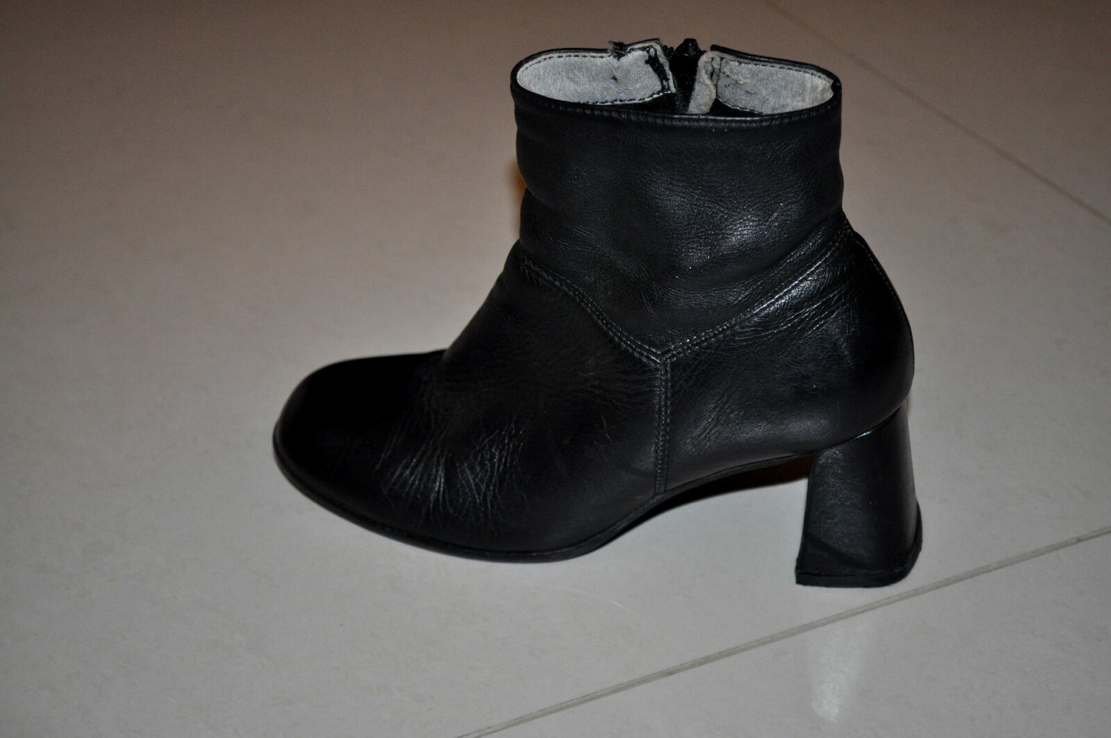 Nikon D5000 sample photo. Up-close, women, hoes, boots photography