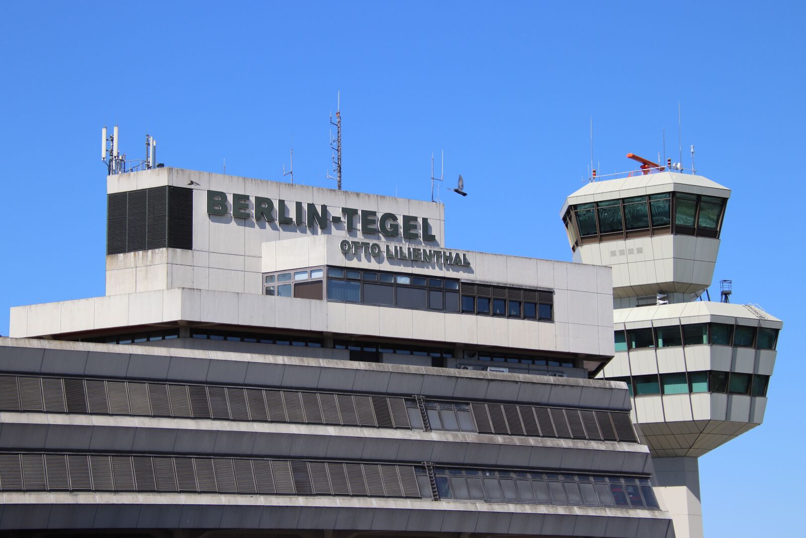 Canon EOS 800D (EOS Rebel T7i / EOS Kiss X9i) sample photo. Airport, berlin, tegel photography