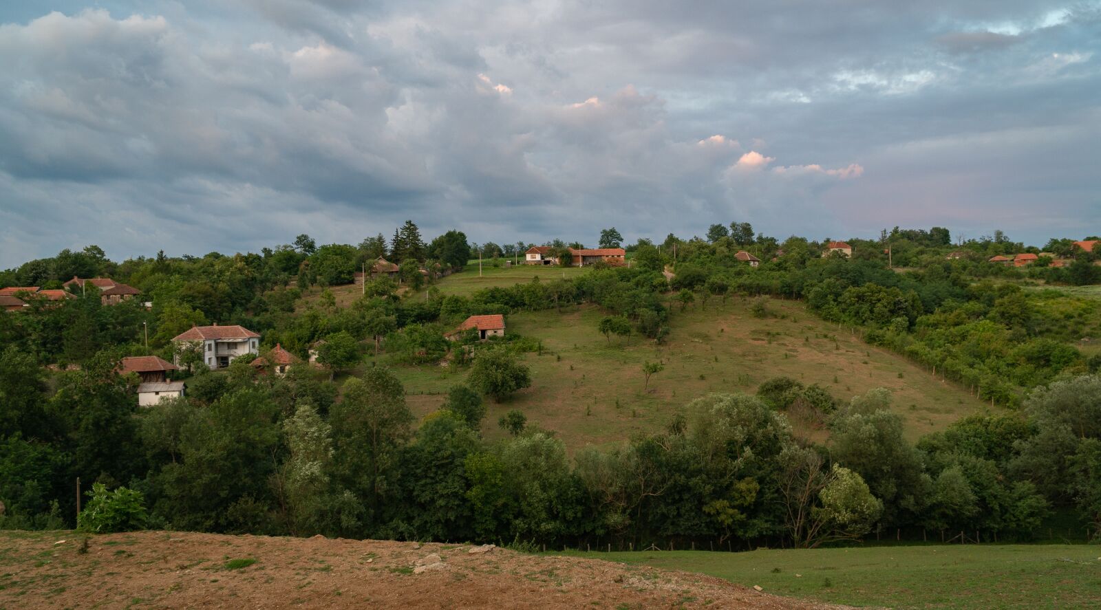 Sony a6300 + Sony E PZ 18-105mm F4 G OSS sample photo. Clouds, meadow, green photography