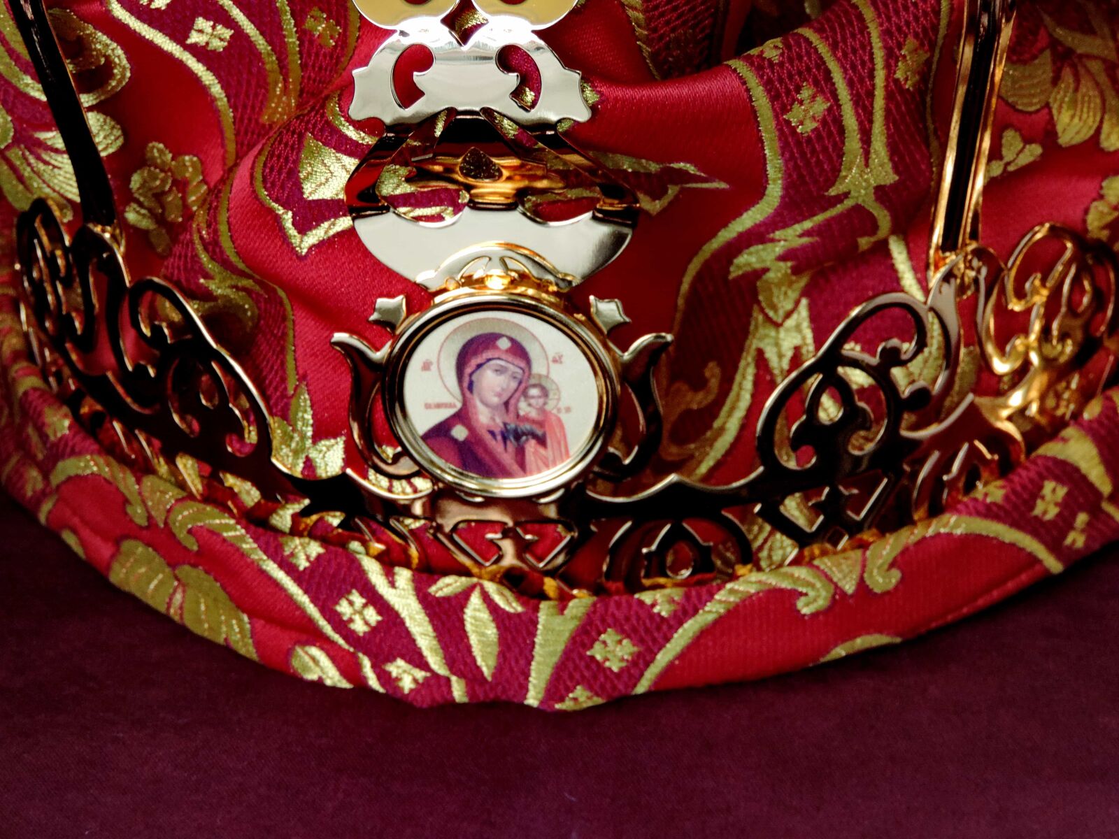 Nikon Coolpix P520 sample photo. Arabesque, crown, gold, religious photography