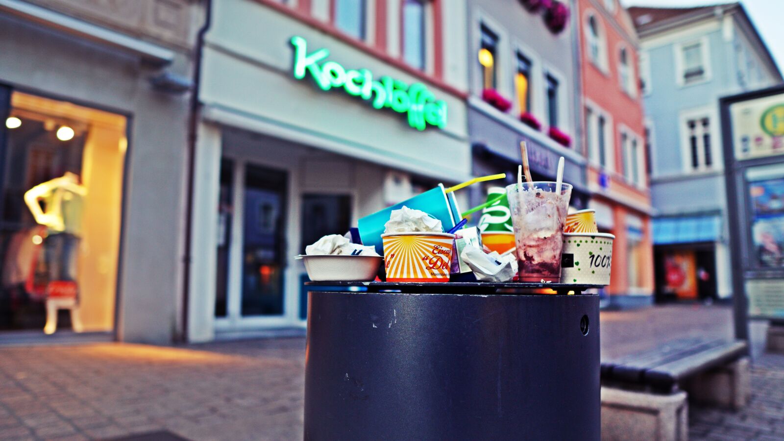 Sony a6400 sample photo. Speyer, garbage, garbage can photography