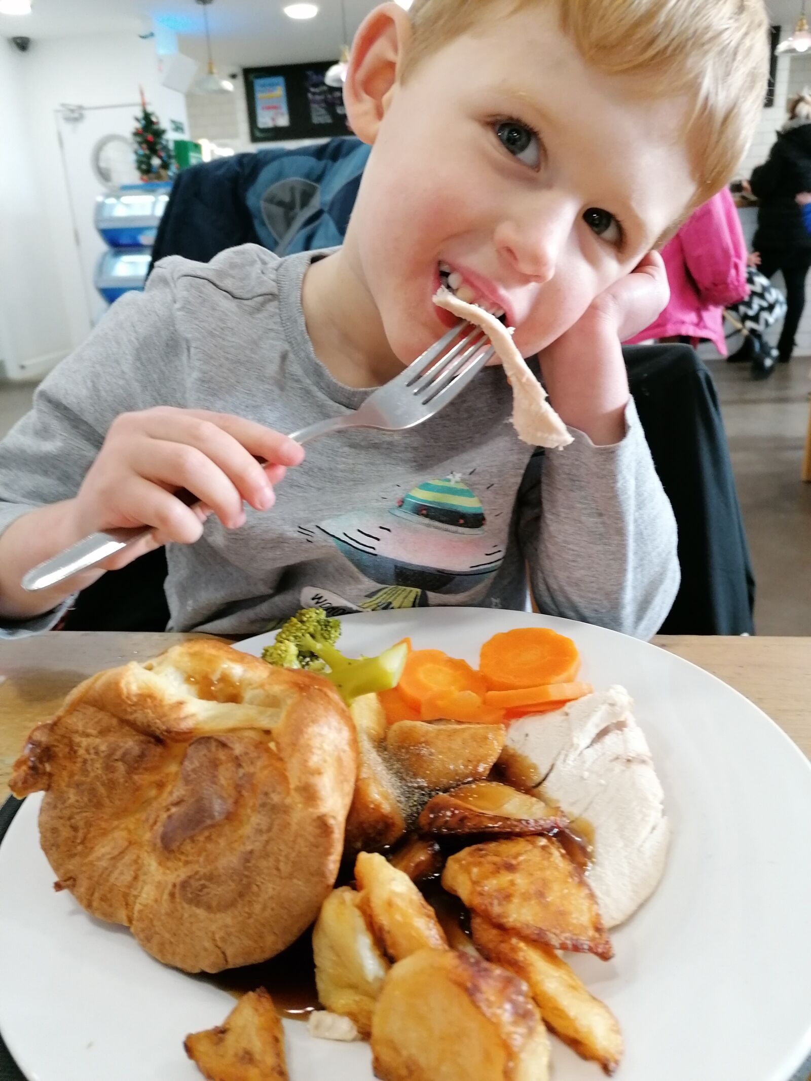 HUAWEI P30 LITE sample photo. Child eating, roast dinner photography