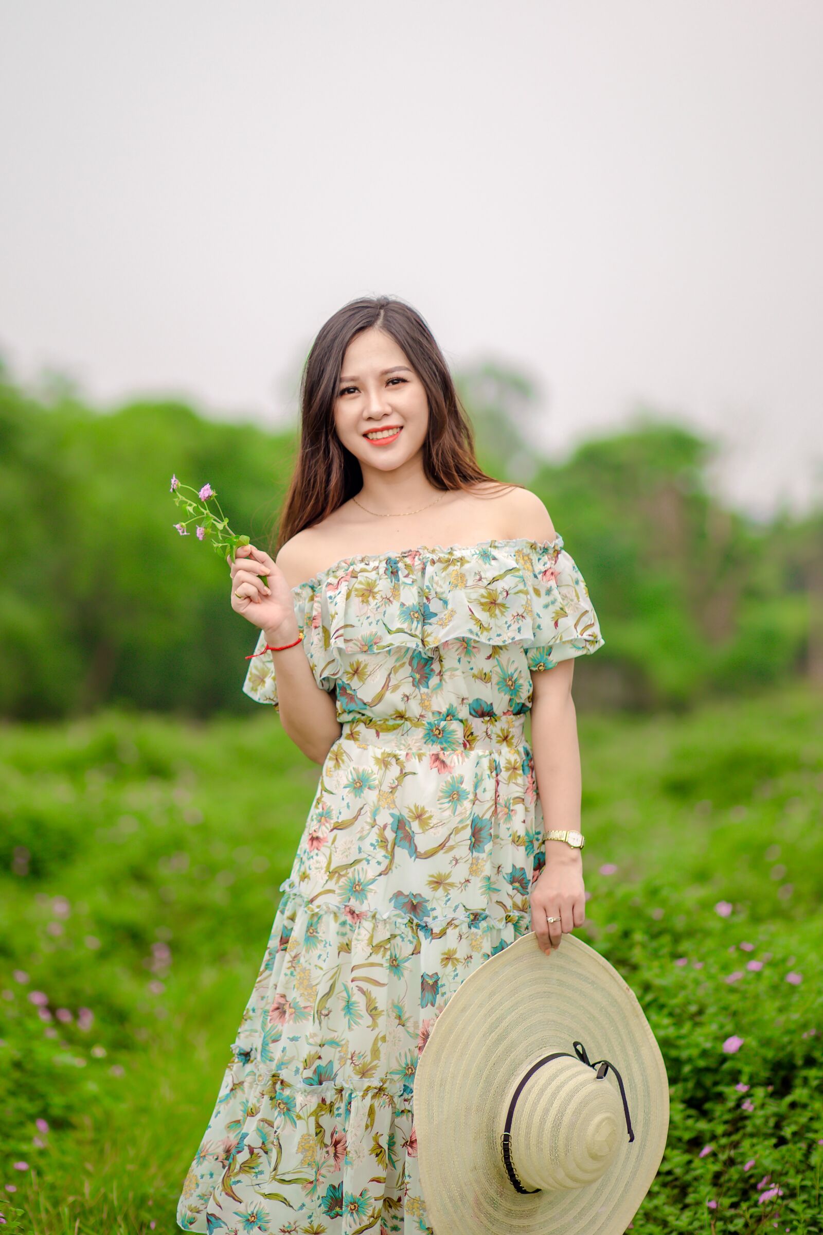 Canon EF 85mm F1.8 USM sample photo. Girl, field of flowers photography
