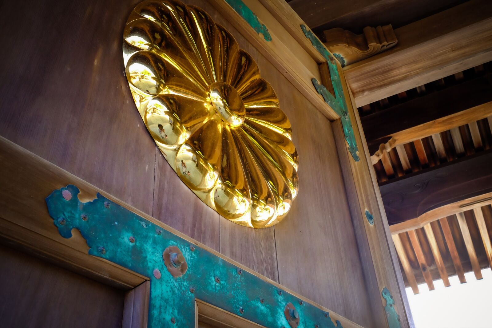 Fujifilm X100T sample photo. Door, golden, japan, shrine photography