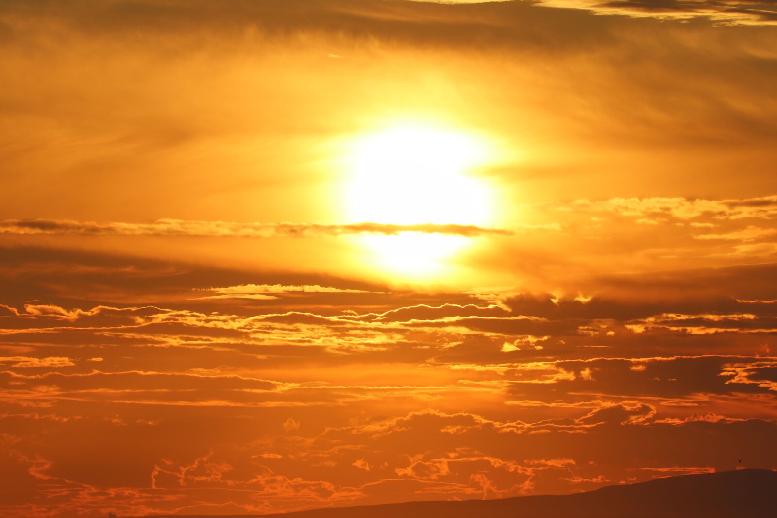 Canon EOS 200D (EOS Rebel SL2 / EOS Kiss X9) sample photo. Sunset, clouds, sky photography