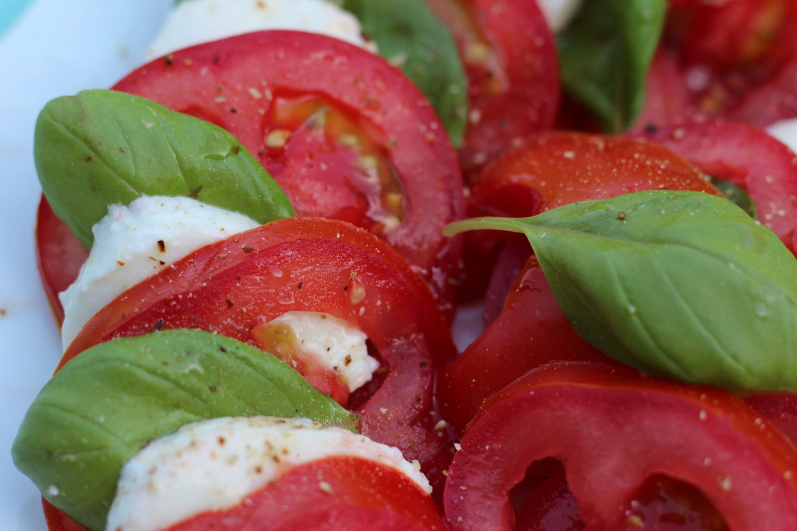 Canon EOS 1200D (EOS Rebel T5 / EOS Kiss X70 / EOS Hi) + Canon EF 50mm F1.8 STM sample photo. Caprese, tomato, tomato mozzarella photography