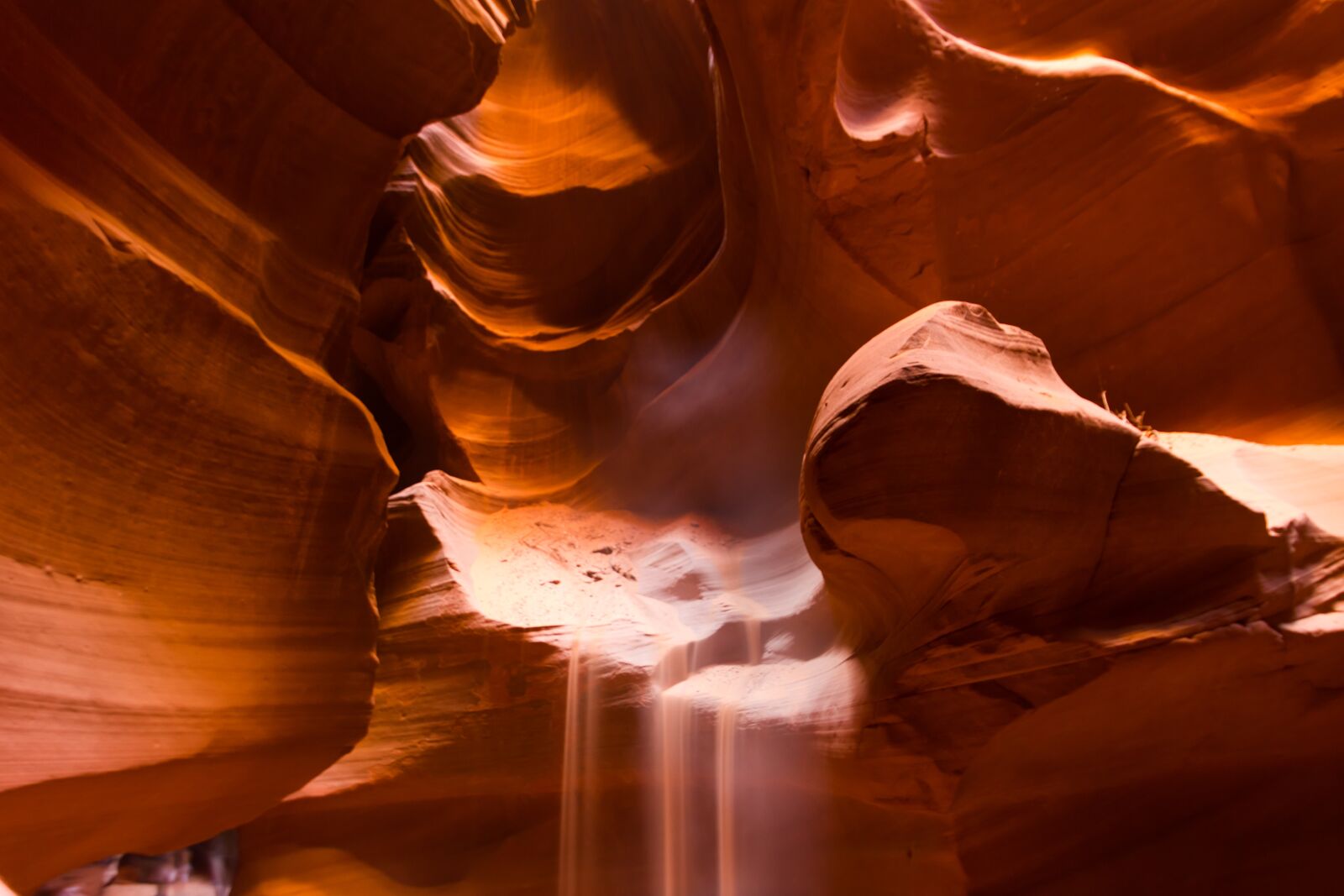 Canon EOS 550D (EOS Rebel T2i / EOS Kiss X4) sample photo. Antelope canyon, drifting sand photography