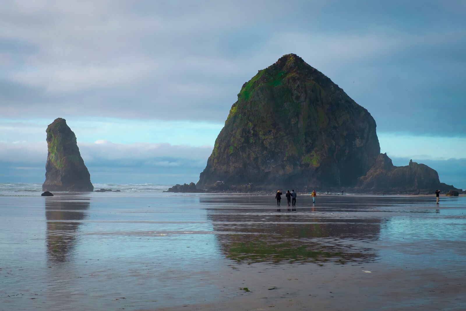 Fujifilm X-T20 sample photo. Beach, hill, sea photography