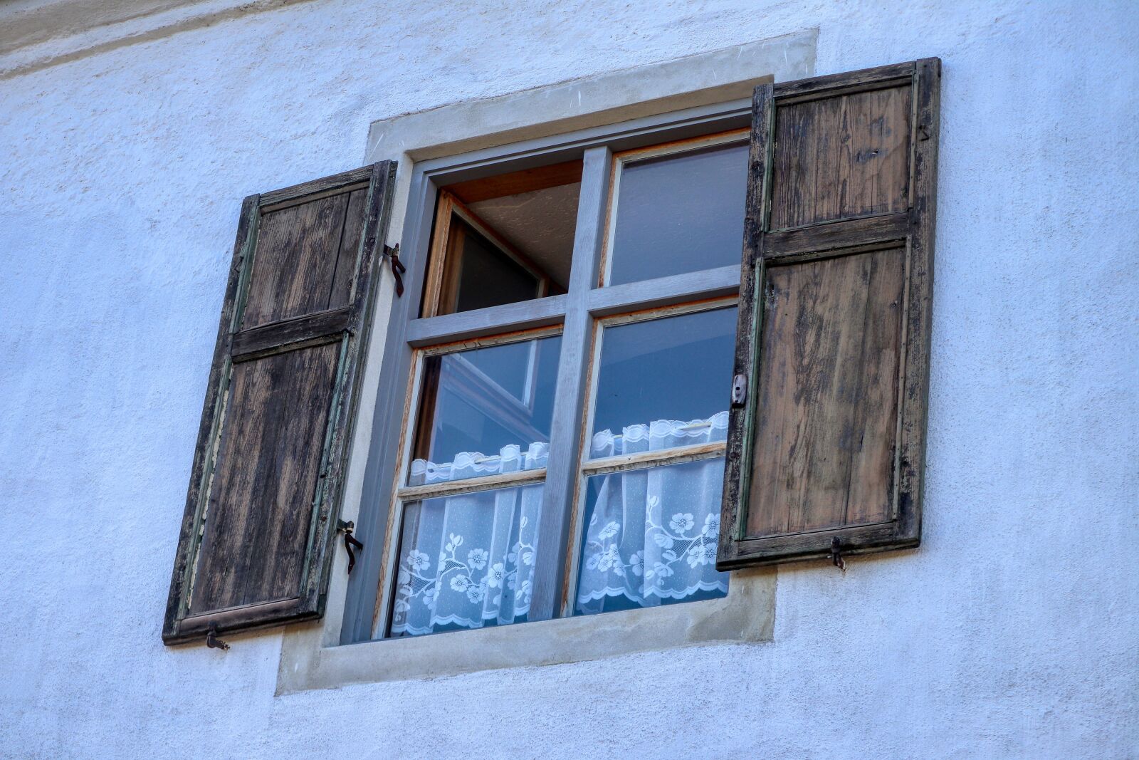 Canon EF-S 55-250mm F4-5.6 IS II sample photo. Window, curtains, facade photography