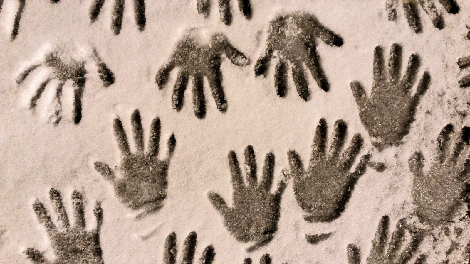 Samsung Galaxy S4 Mini sample photo. Child, hand, snow, winter photography