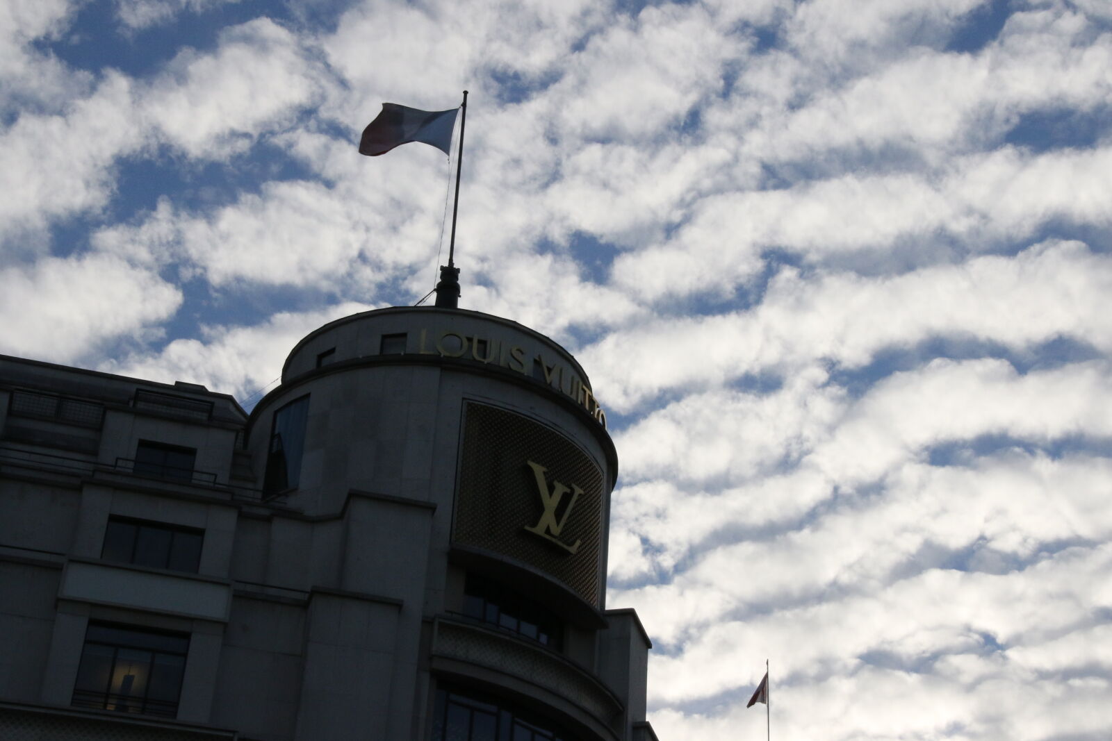 Canon EOS 7D Mark II sample photo. Building, clouds, designer, expensive photography
