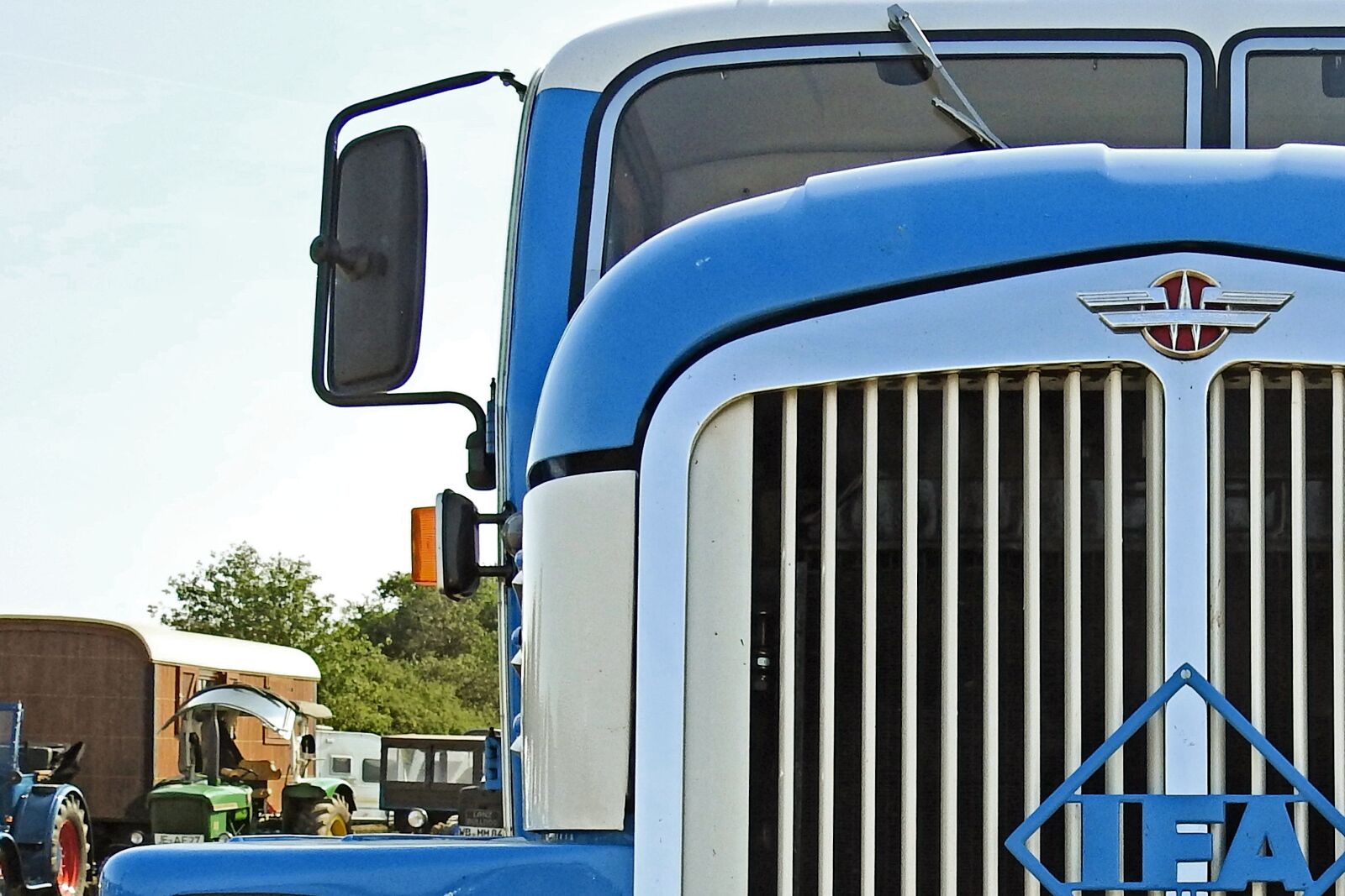Nikon Coolpix P900 sample photo. Grille, mirrors, truck photography