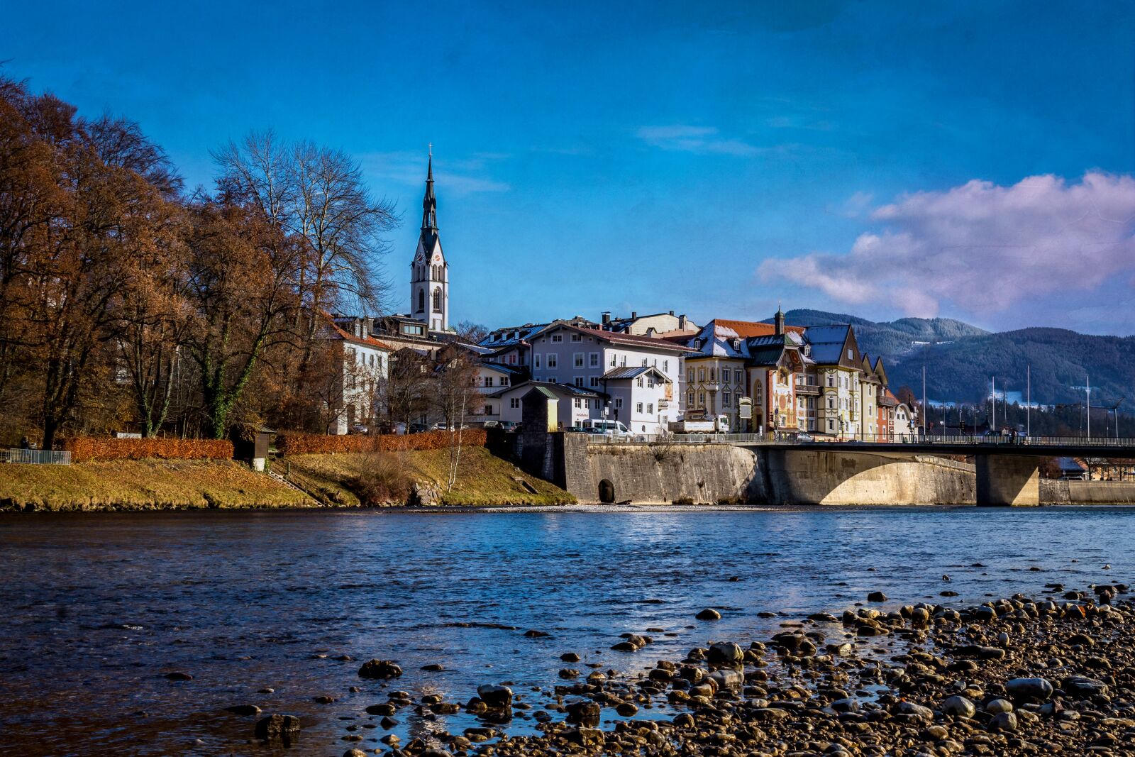 Canon EOS 1300D (EOS Rebel T6 / EOS Kiss X80) sample photo. River, houses, church photography