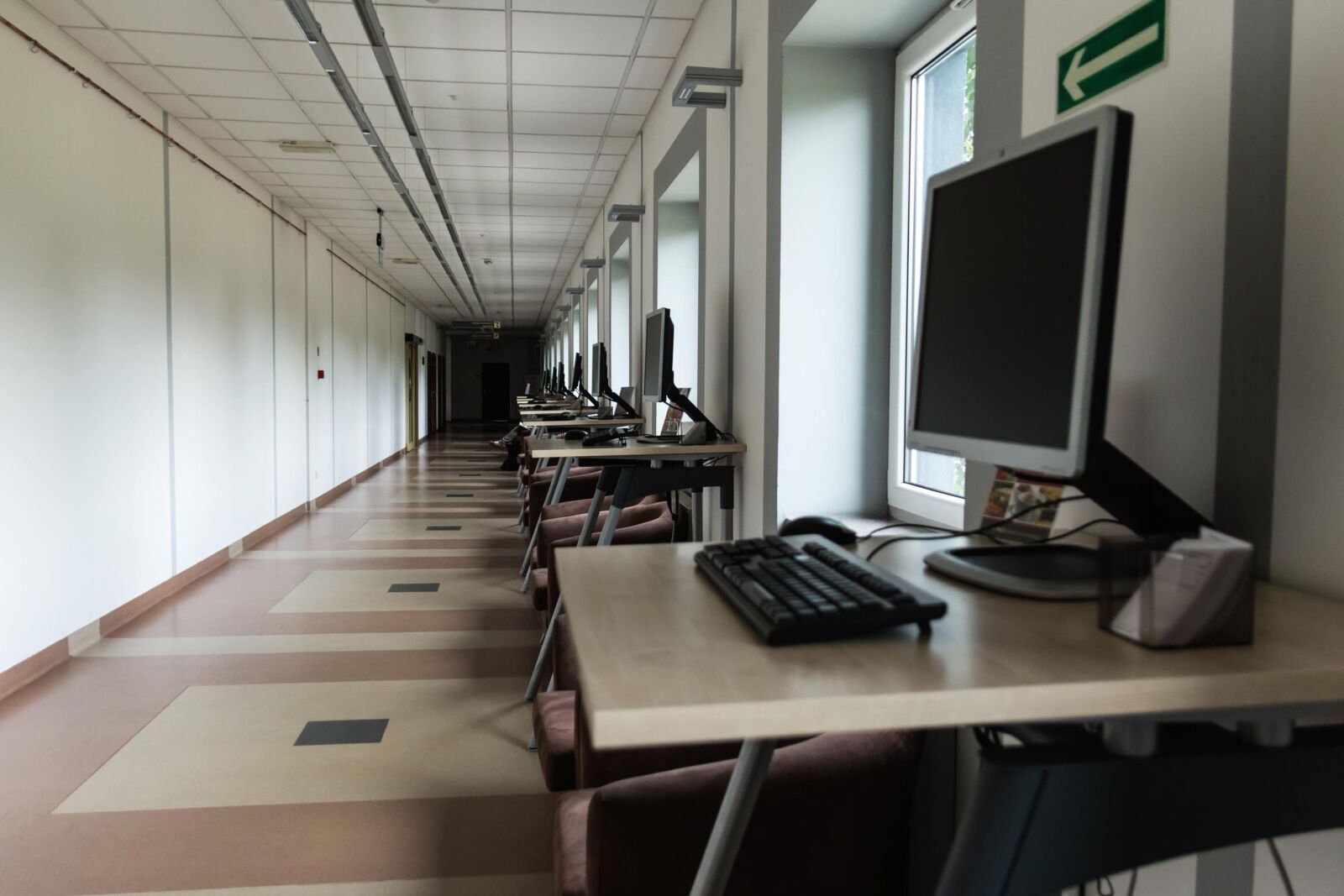 Canon EOS 70D sample photo. Computer, table, chair, internet photography