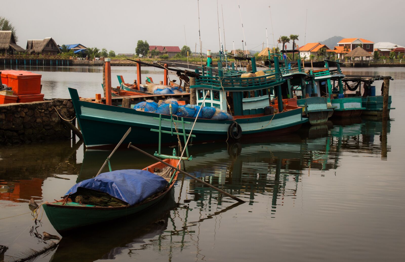 Canon EOS 100D (EOS Rebel SL1 / EOS Kiss X7) sample photo. Boat, cambodia, morning photography