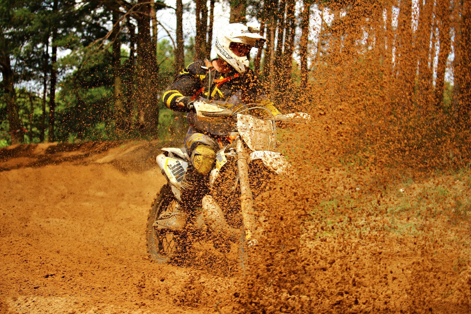Canon EOS 100D (EOS Rebel SL1 / EOS Kiss X7) sample photo. Enduro, dirtbike, sand photography