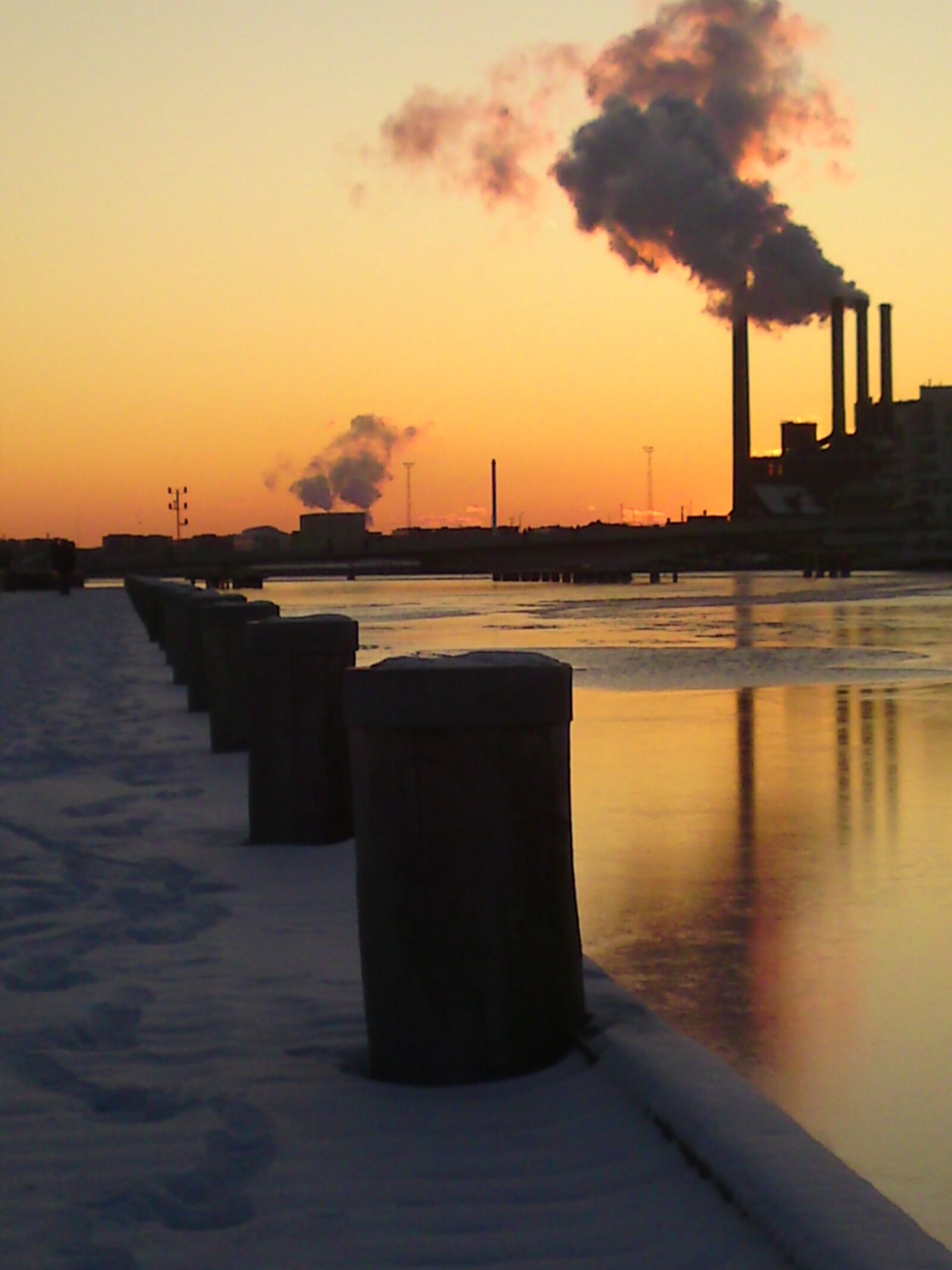 Sony Ericsson C905 sample photo. Snow, ice cream, winter photography