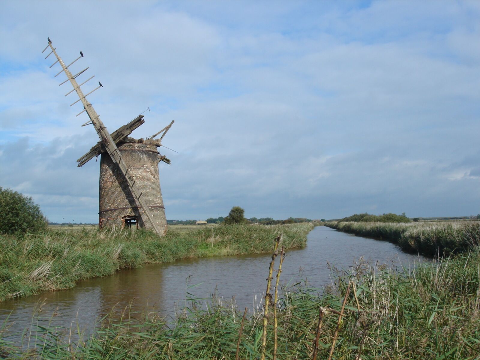Sony DSC-T7 sample photo. Windmill, abandoned, derelict photography