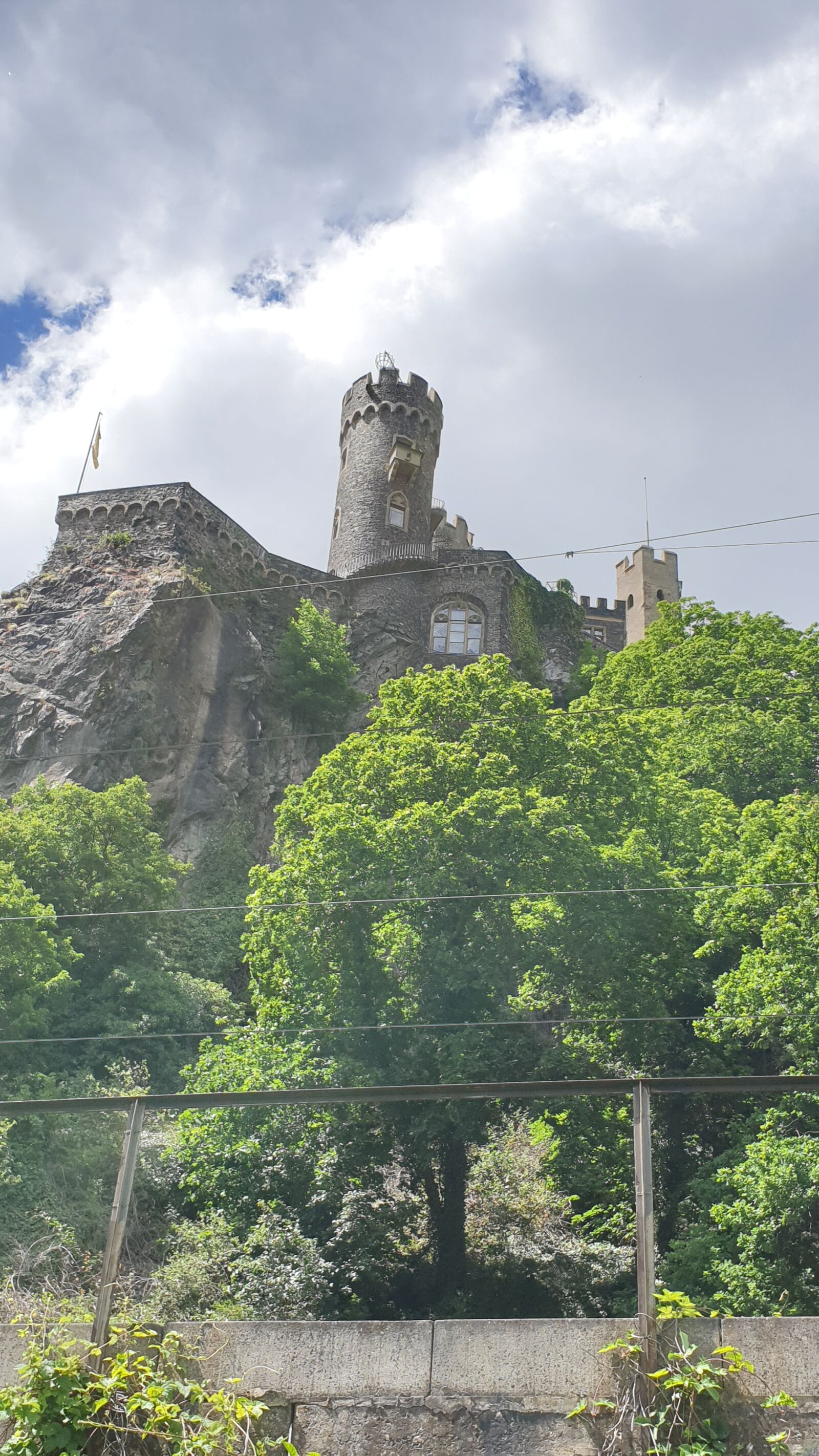 Samsung Galaxy Note9 sample photo. Castle, forest, sky photography