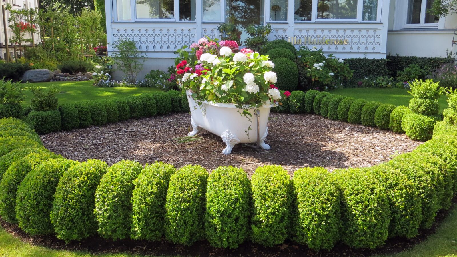 Canon PowerShot SX240 HS sample photo. Tub, decoration, front yard photography
