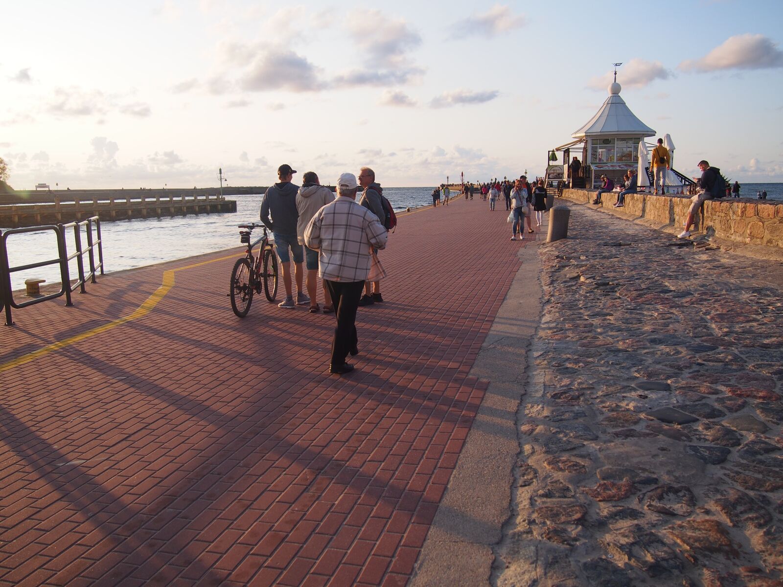 Olympus PEN E-PL6 sample photo. Ustka, the promenade, people photography
