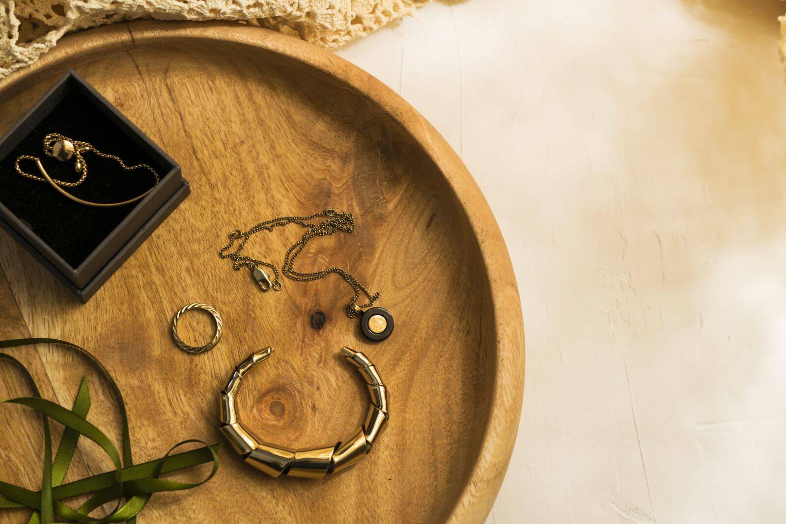 Nikon D5300 sample photo. Jewellery, gold, luxury photography