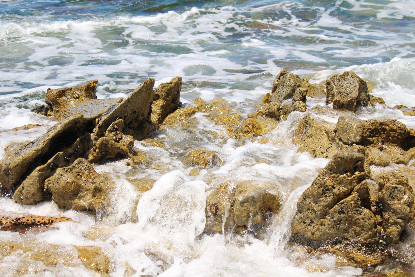 Canon EOS 1200D (EOS Rebel T5 / EOS Kiss X70 / EOS Hi) sample photo. Beach, rocks, waves photography