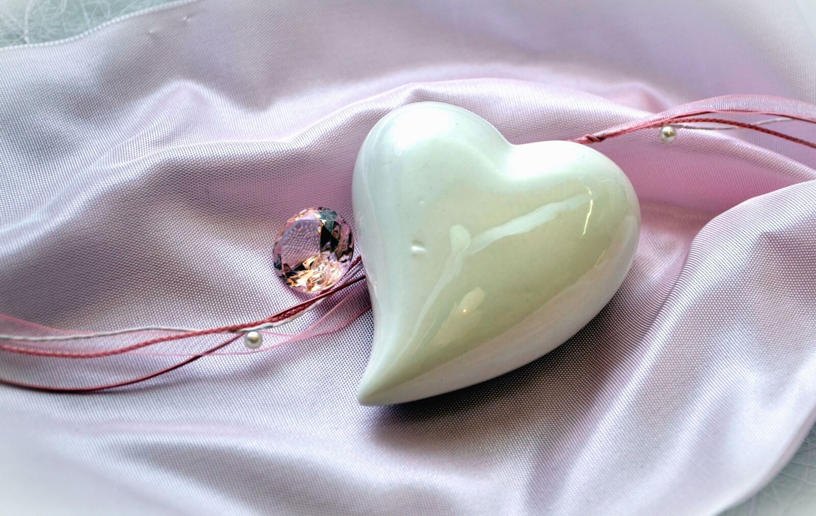 Nikon D5100 sample photo. Heart, jewelry, fabric, gift photography