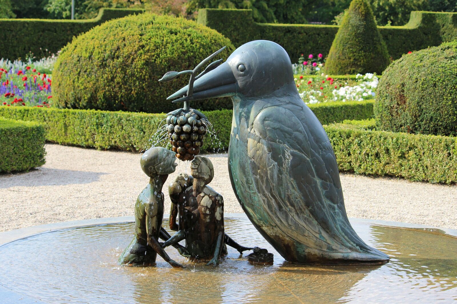Canon EF-S 55-250mm F4-5.6 IS II sample photo. Fountain, water, water feature photography