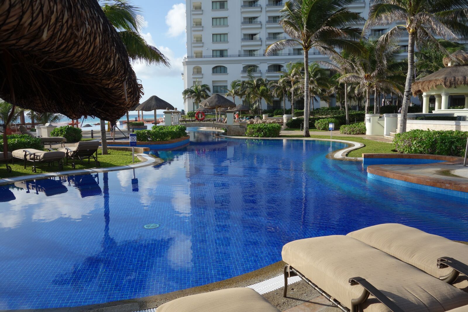 Sony Cyber-shot DSC-RX100 sample photo. Cancun, pool, holiday photography