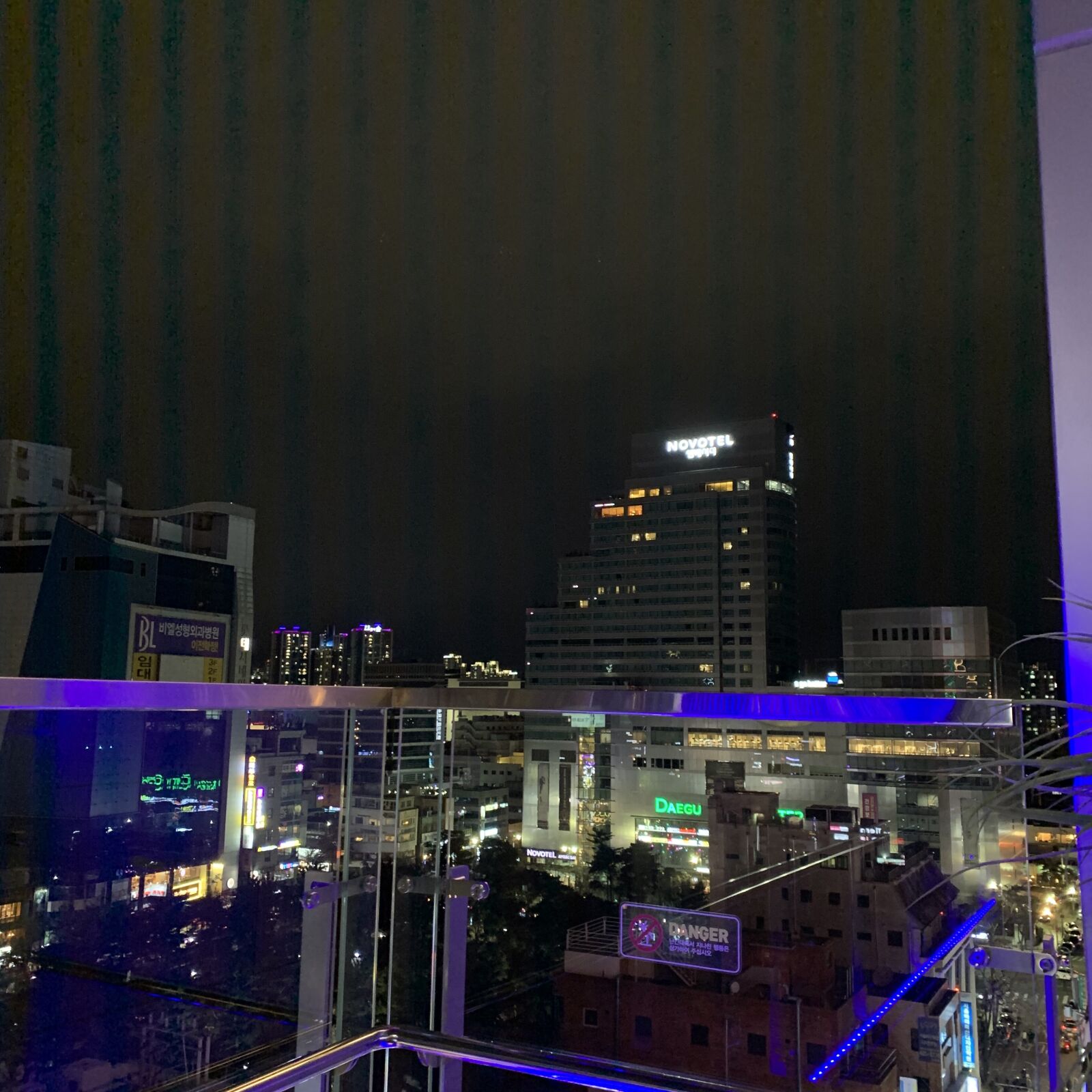 Apple iPhone XR sample photo. Night, city, lighting photography