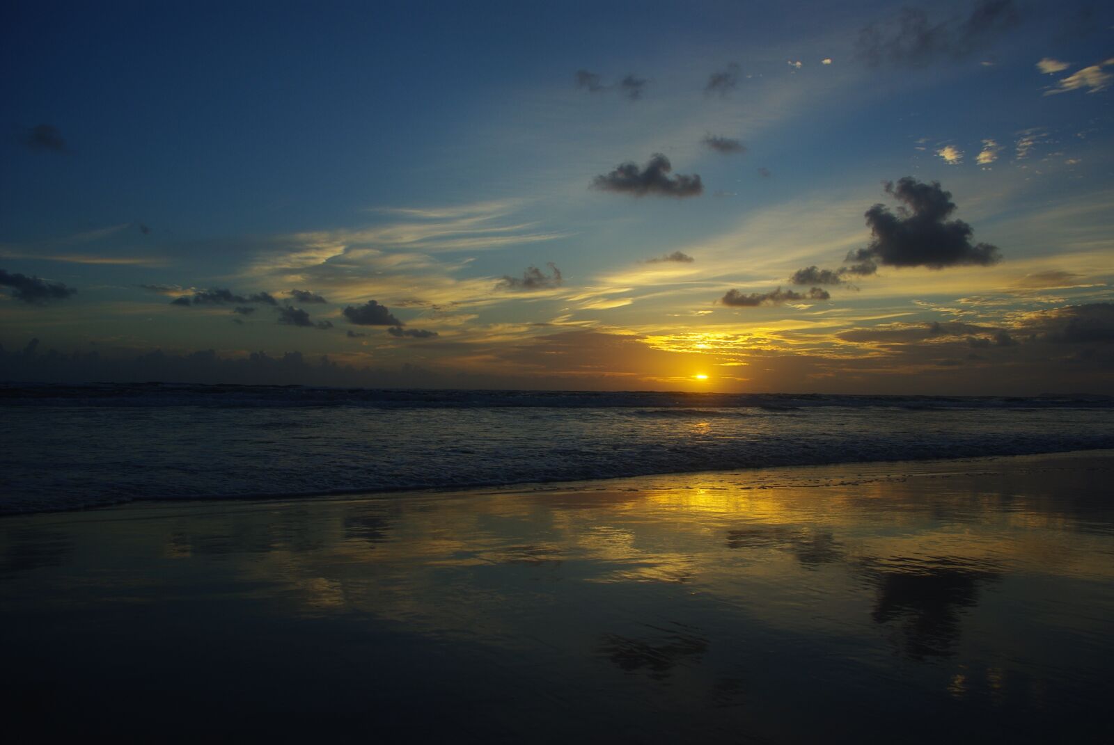 Pentax K200D sample photo. Sunrise beach, morning, rainbow photography