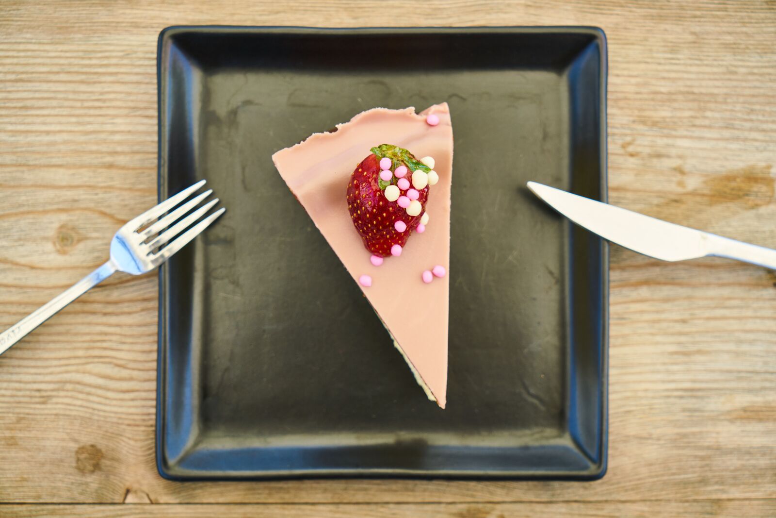 Sony a7R II sample photo. Cheesecake, cheese, strawberry photography