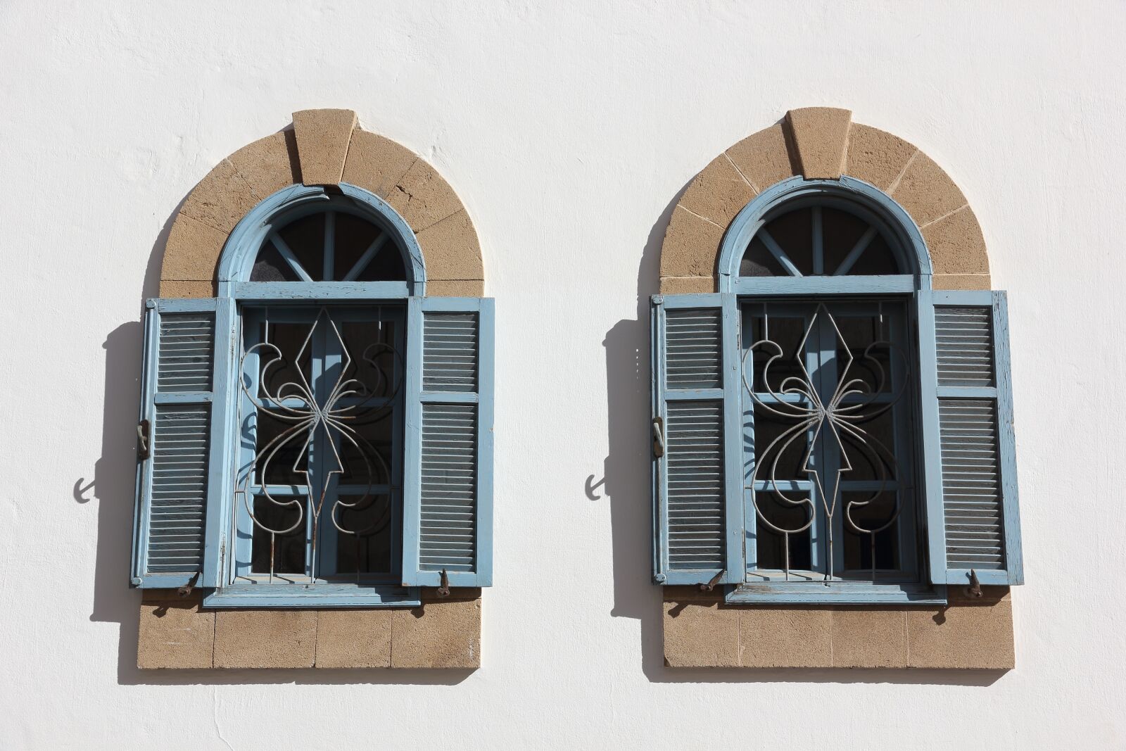 Canon EOS 550D (EOS Rebel T2i / EOS Kiss X4) sample photo. Architecture, window, building photography